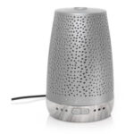 Silberner Sleep Diffuser mit perforierter Abdeckung, Bedientasten und Kabel
