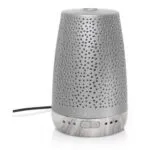 Silberner Sleep Diffuser mit perforierter Abdeckung, Bedientasten und Kabel