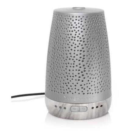 Silberner Sleep Diffuser mit perforierter Abdeckung, Bedientasten und Kabel