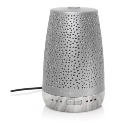Silberner Sleep Diffuser mit perforierter Abdeckung, Bedientasten und Kabel