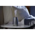 Silberner Sleep Diffuser erzeugt sichtbaren Nebel auf einem Tisch