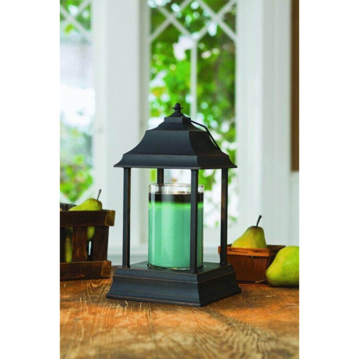 Nahaufnahme einer Laterne mit grüner Kerze und vier Stützstreben
