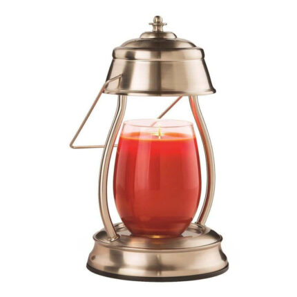 Laterne mit Metallrahmen und roter brennender Kerze auf weißem Hintergrund
