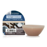 Yankee Candle Seaside Woods Wachsmelt neben einer Duftlampe