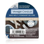 Seaside Woods Wachsmelt zwischen weiteren Yankee Candle Wachsmelts und einer Schale