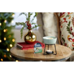 Yankee Candle Wachsmelt neben beleuchteter Duftlampe und Weihnachtsdekoration