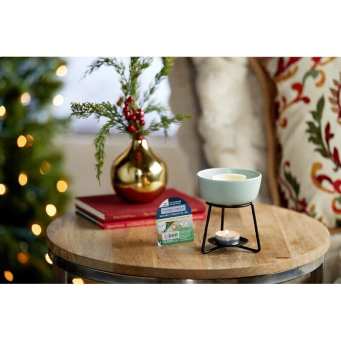 Yankee Candle Wachsmelt neben beleuchteter Duftlampe und Weihnachtsdekoration