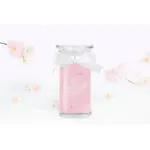 Rosa Kerze im Glas mit weißer Schleife und Blumenillustration