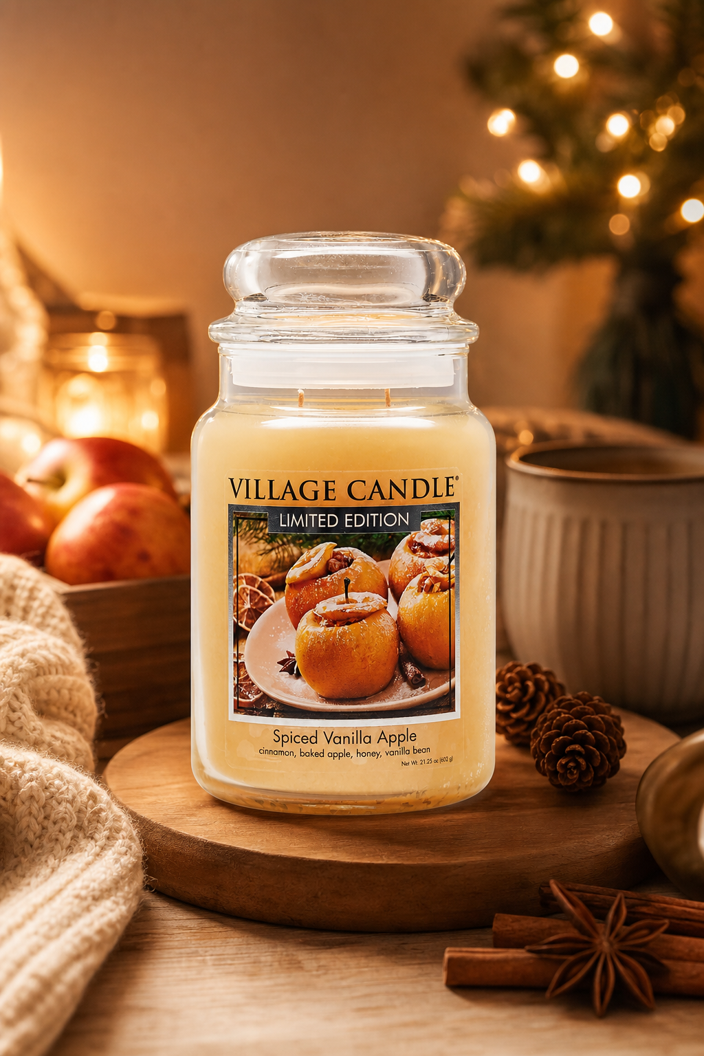 Village Candle Spiced Vanilla Apple Kerze auf Holztisch im festlichen Ambiente