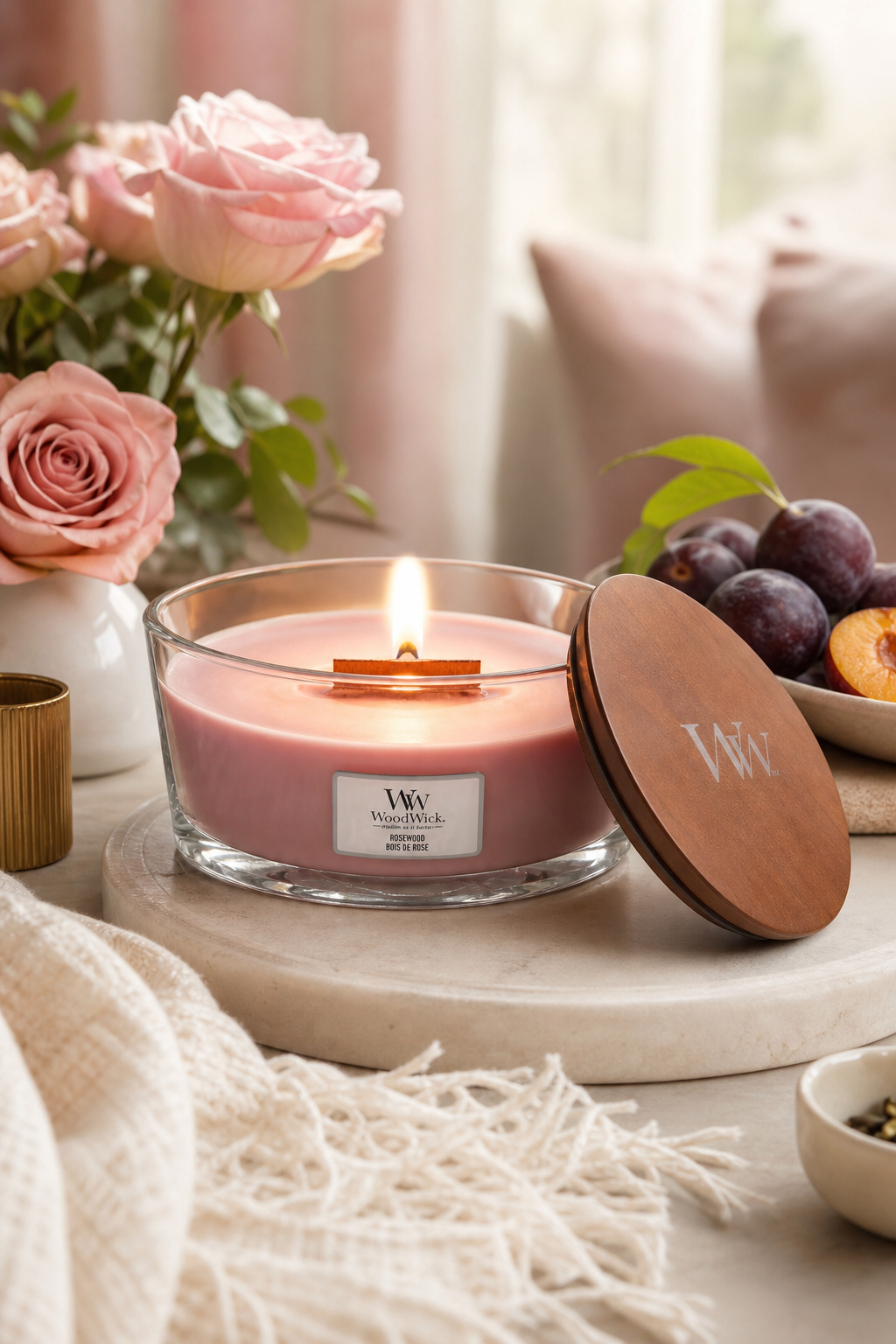 Brennende WoodWick Rosewood Kerze mit abgenommenem Holzdeckel im Wohnambiente