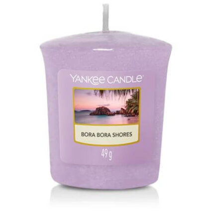 Lavendelfarbene Yankee Candle Bora Bora Shores Kerze mit sichtbarem Etikett