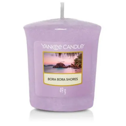 Lavendelfarbene Yankee Candle Bora Bora Shores Kerze mit sichtbarem Etikett