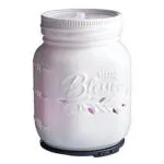 Weißer Mason-Jar-Diffuser mit eingeschalteter grüner Kontrollleuchte auf Holztisch