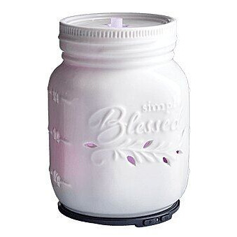 Weißer Mason-Jar-Diffuser mit eingeschalteter grüner Kontrollleuchte auf Holztisch