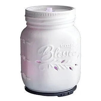 Weißer Mason-Jar-Diffuser mit eingeschalteter grüner Kontrollleuchte auf Holztisch