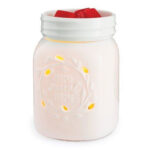 Weiße Mason-Jar-Duftlampe mit rotem Wachs und leuchtenden Öffnungen