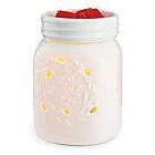 Weiße Mason-Jar-Duftlampe mit rotem Wachs und dekorativen Lichtöffnungen