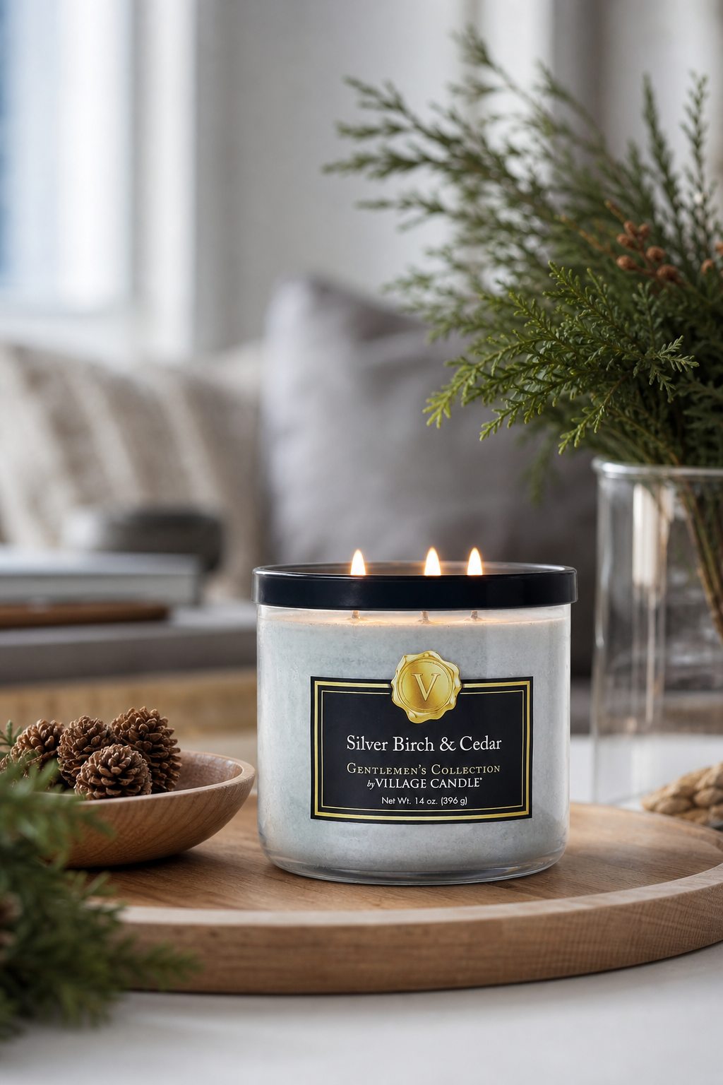 Brennende Silver Birch & Cedar Kerze auf einem Holztisch