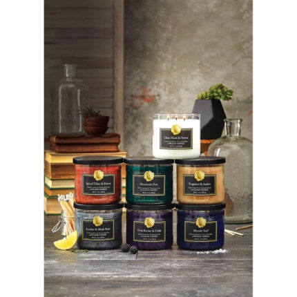 Mehrere Village Candle Kerzen der Gentlemen’s Collection im Badezimmer