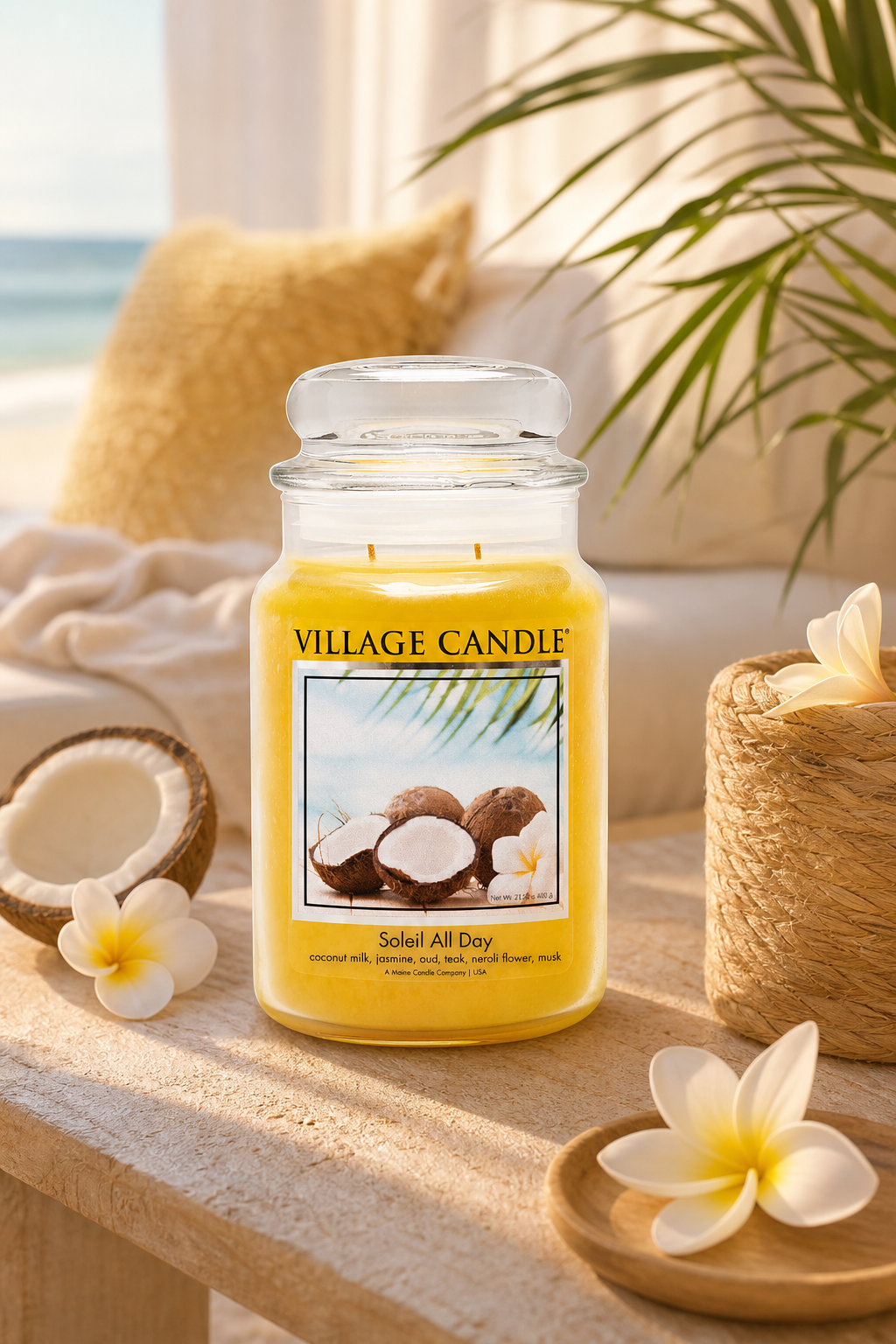 Village-Candle-Kerze Soleil All Day auf einem Tisch im tropischen Wohnambiente
