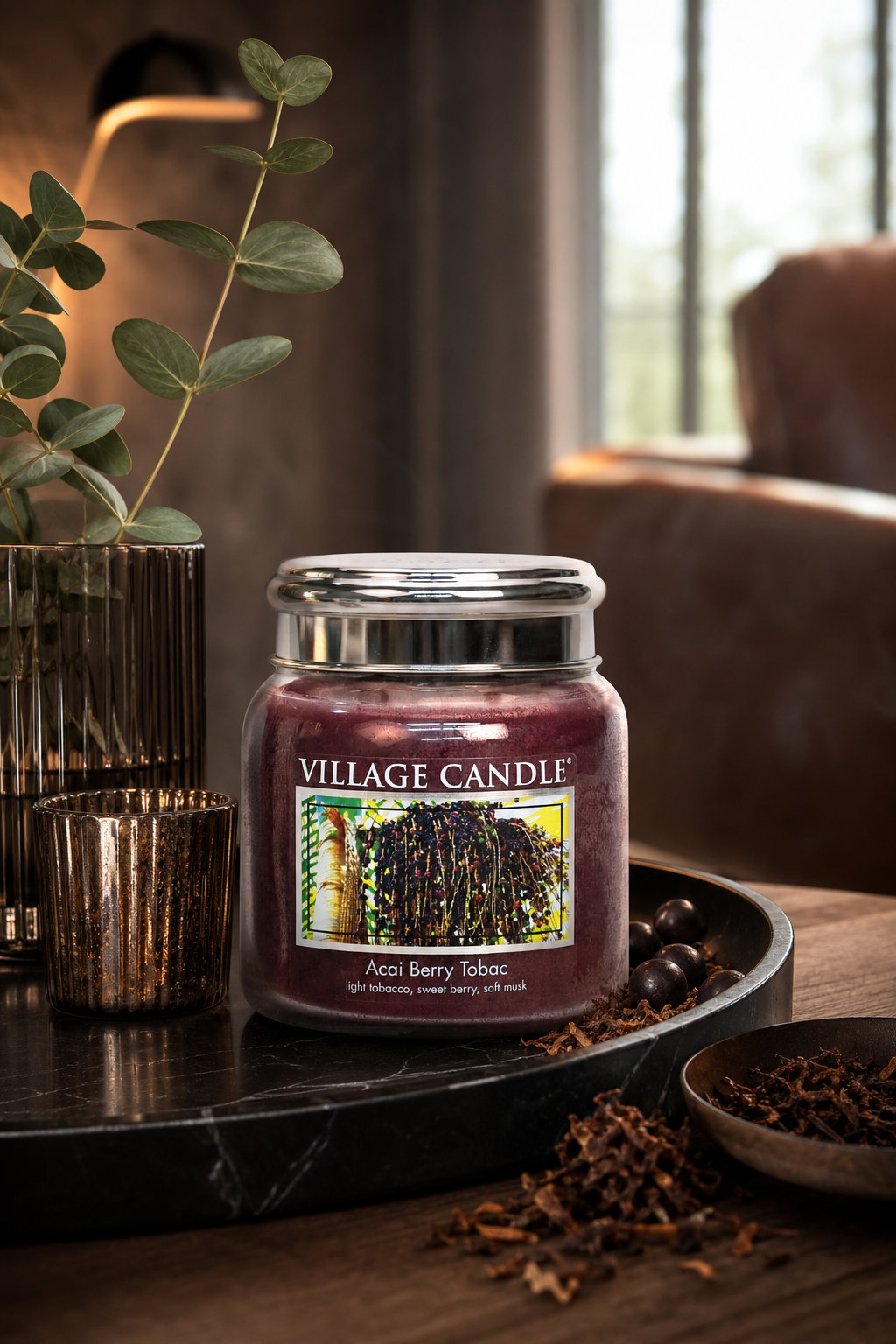 Village Candle Acai Berry Tobac Kerze auf einem Tisch neben Schalen