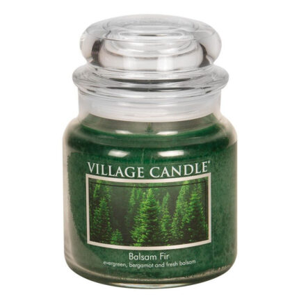 Village Candle Balsam Fir mit grünem Wachs und Waldmotiv auf dem Etikett