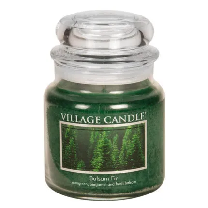 Village Candle Balsam Fir mit grünem Wachs und Waldmotiv auf dem Etikett