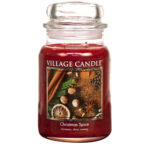 Geöffnetes rotes Village Candle Glas mit sichtbaren Dochten