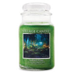 Grüne Village Candle Forbidden Forest mit Waldmotiv im Glas