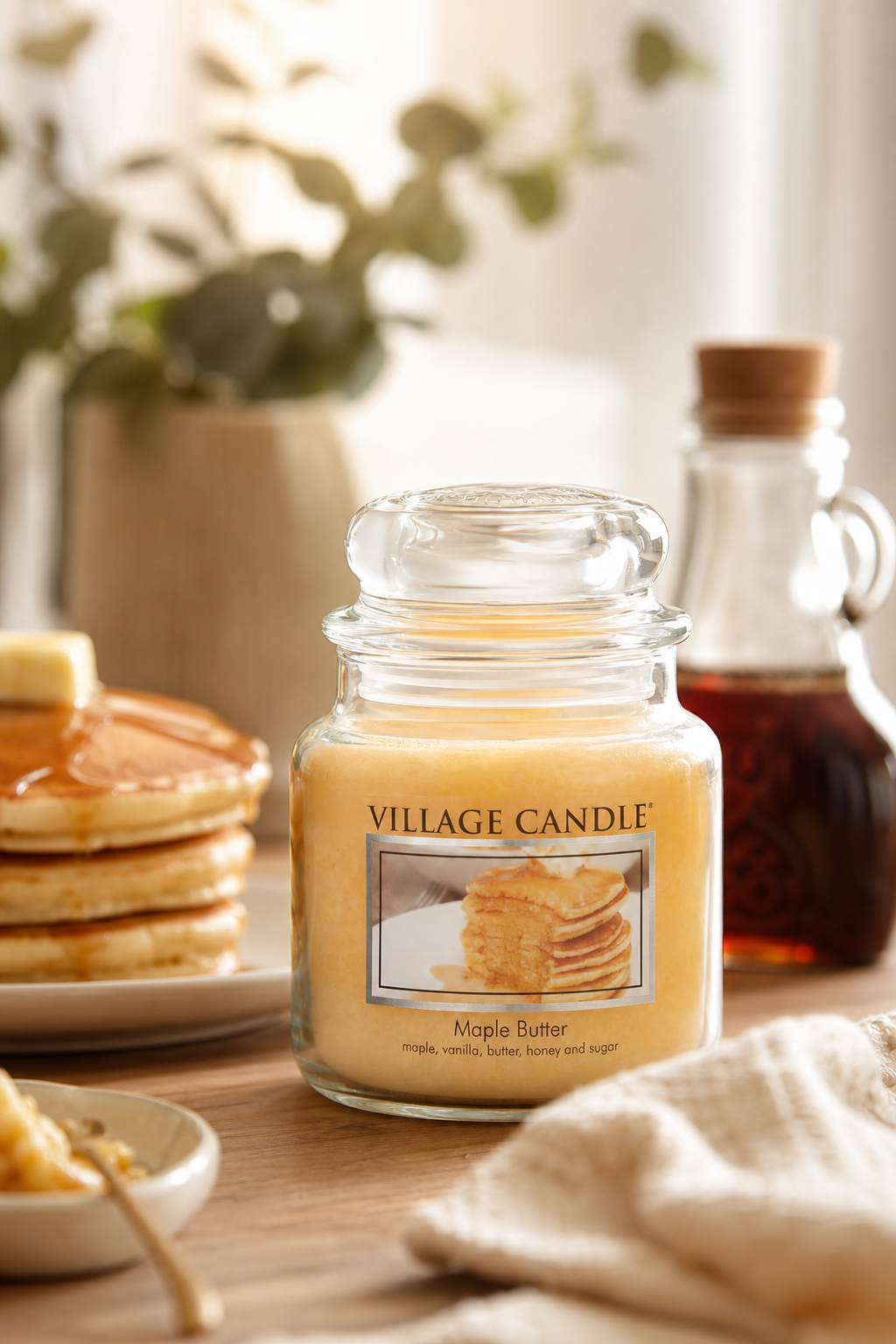 Maple Butter Kerze im Glas neben Pancakes und Ahornsirup