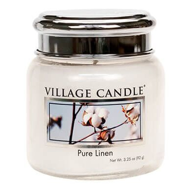 Pure Linen Kerze von Village Candle mit sichtbarem Etikett und Chromdeckel