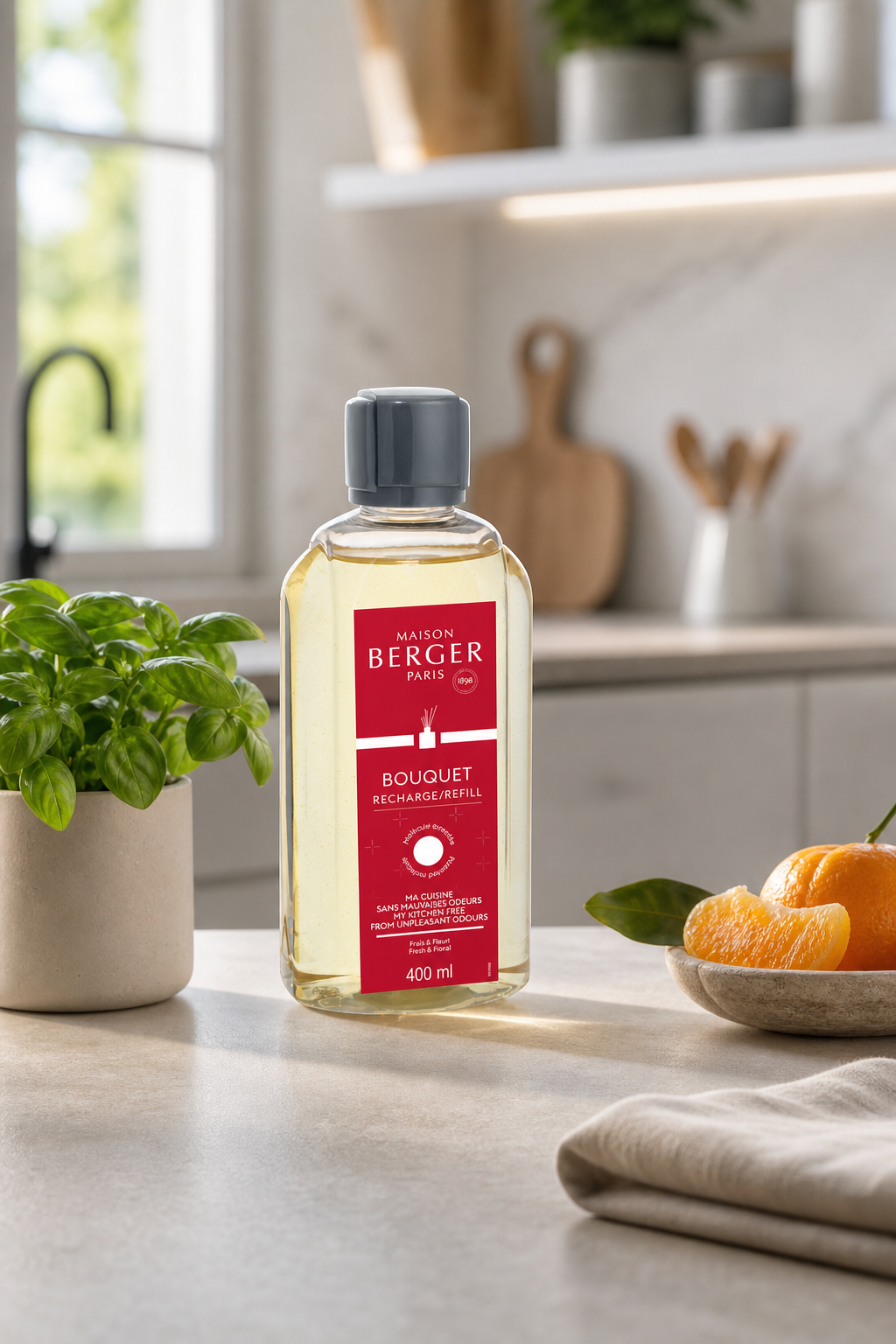 Maison Berger Bouquet Nachfüllflasche steht in einer Küche neben Pflanze und Obst