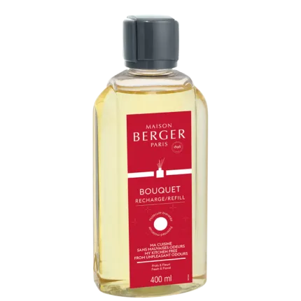 Transparente Maison Berger Nachfüllflasche mit rotem Bouquet-Etikett und grauem Verschluss