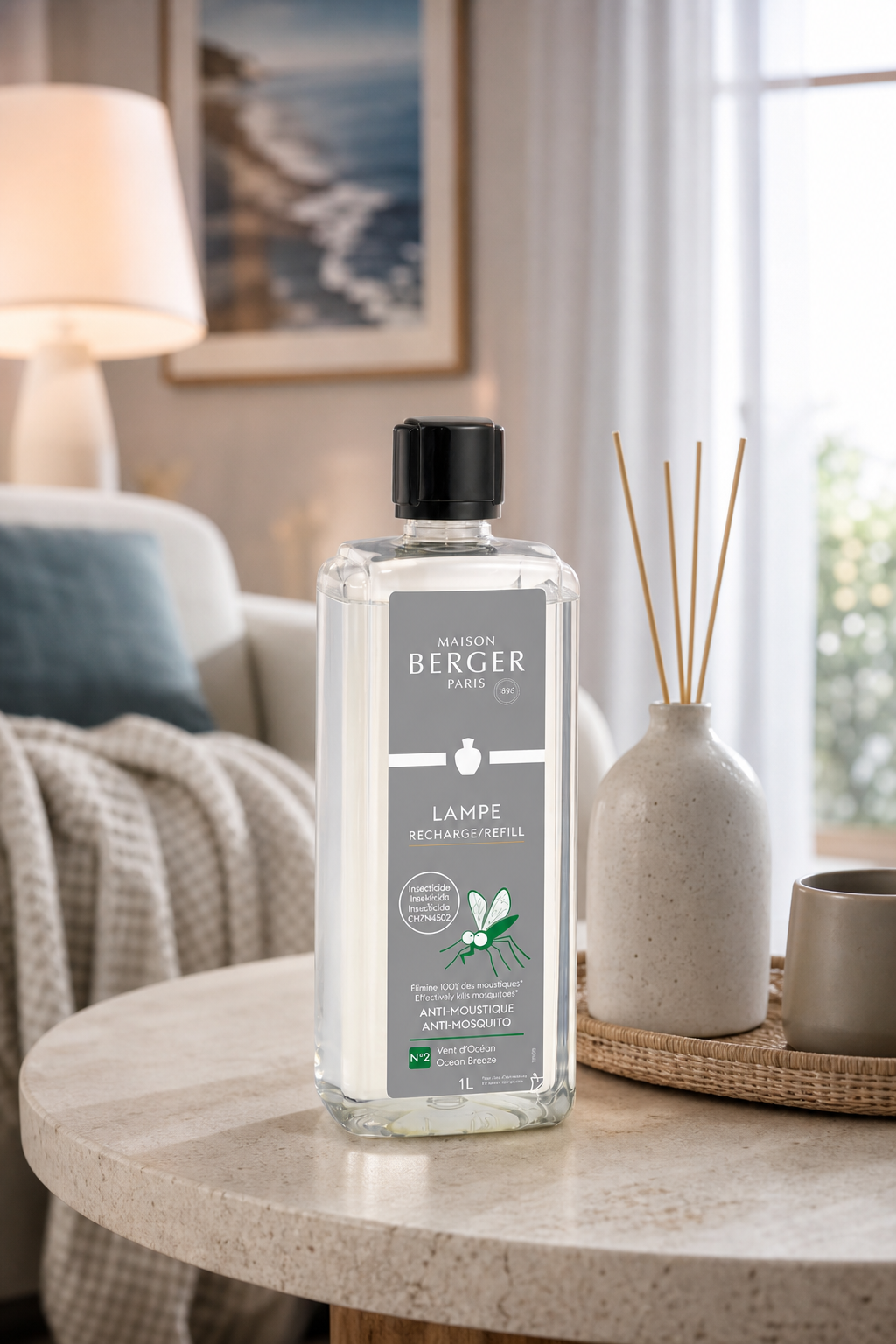 Maison Berger Paris Nachfüllflasche steht auf einem Wohnzimmertisch