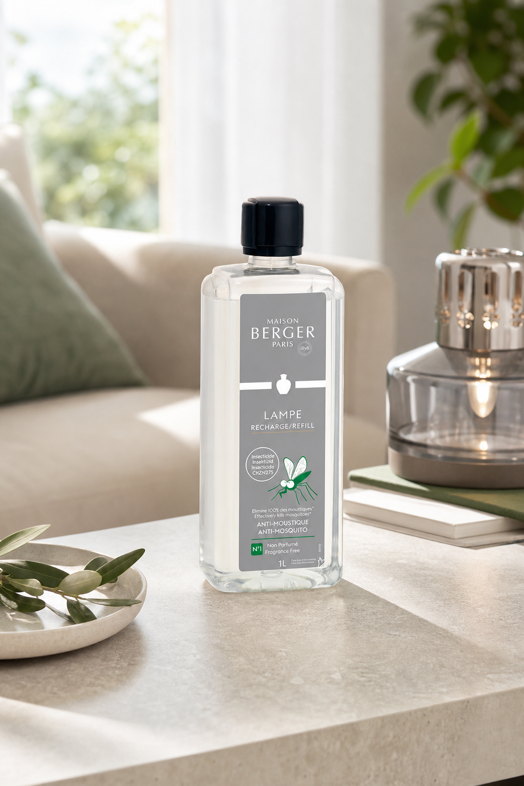 Maison Berger Paris Anti-Moustique Nachfüllflasche auf einem Tisch im Wohnraum
