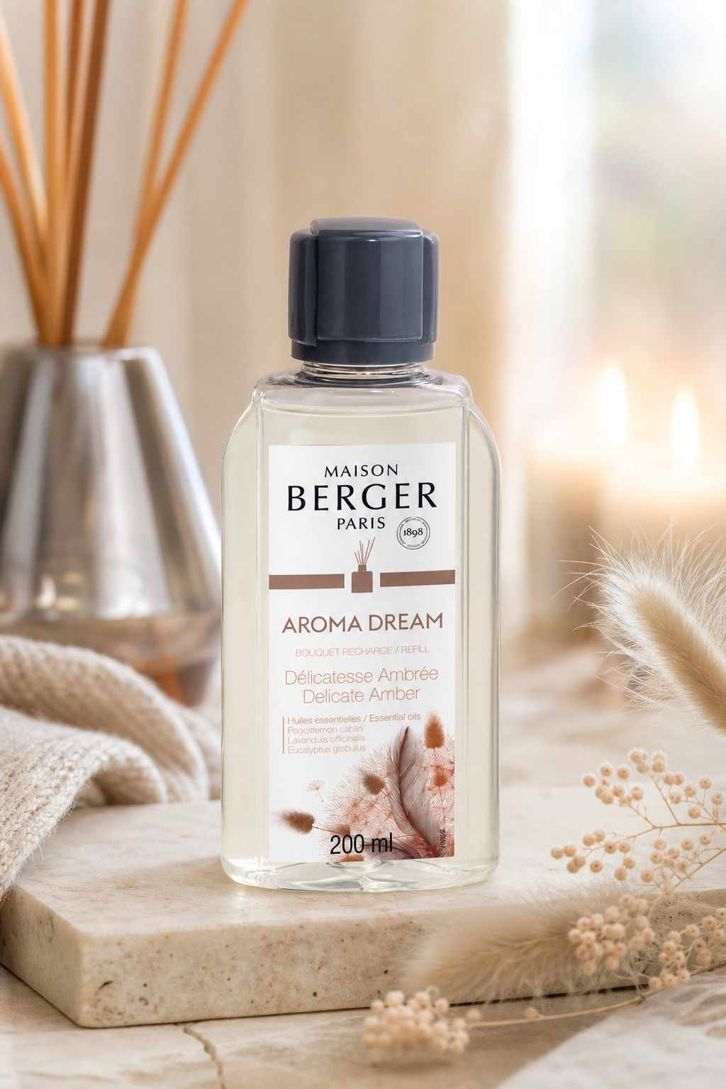 Aroma Dream Nachfüller auf einer Steinplatte neben Duftstäbchen und Dekoration