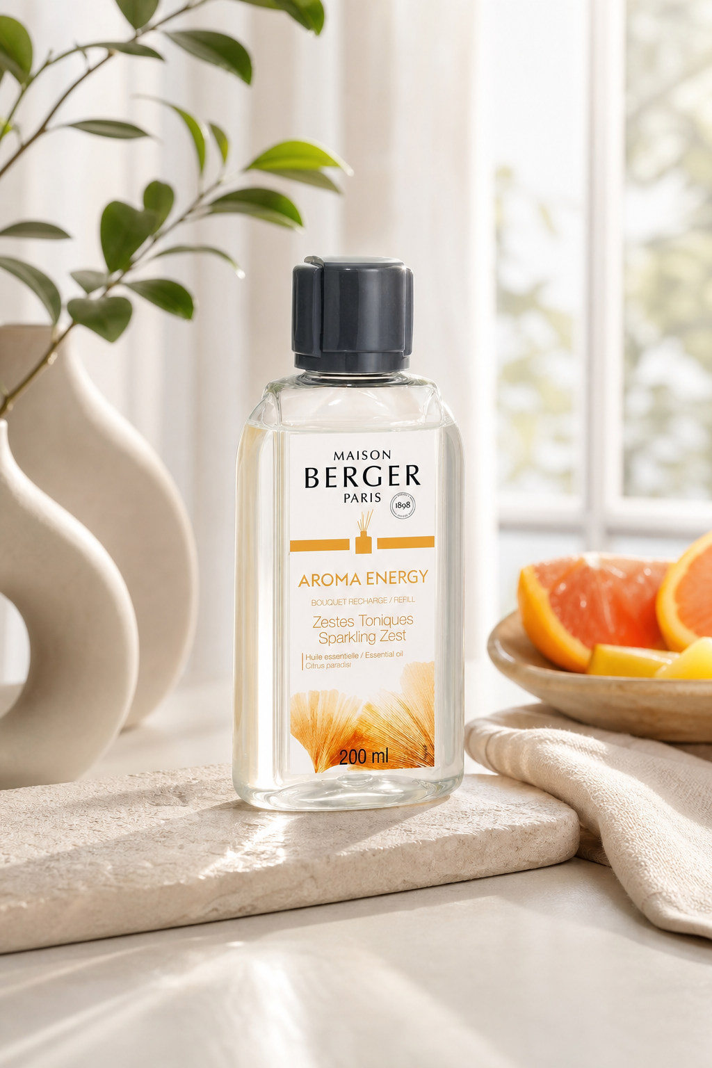 Aroma Energy Nachfüller auf einer Ablage neben einer Schale mit Zitrusfrüchten