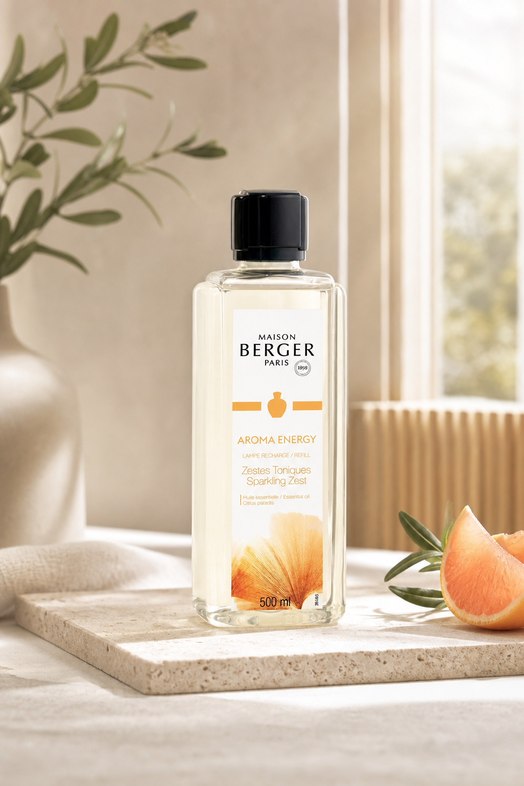 Maison Berger Paris Aroma Energy Nachfüller auf einer Steinplatte neben Grapefruitstücken
