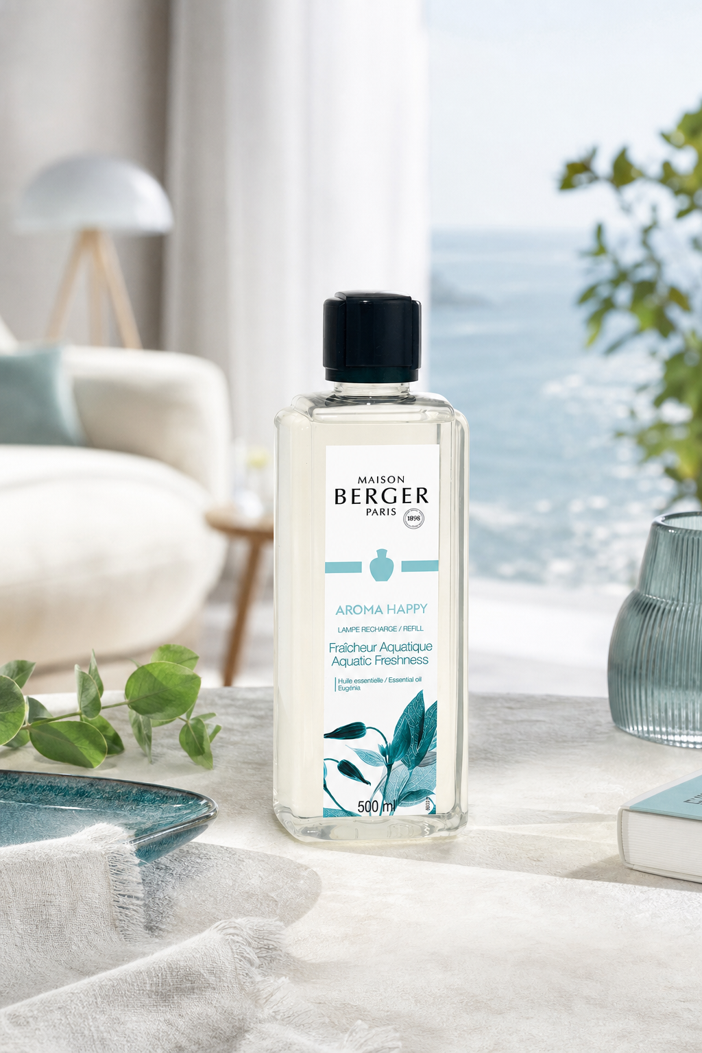 Aroma Happy Nachfüller steht in einem hellen Wohnraum am Fenster