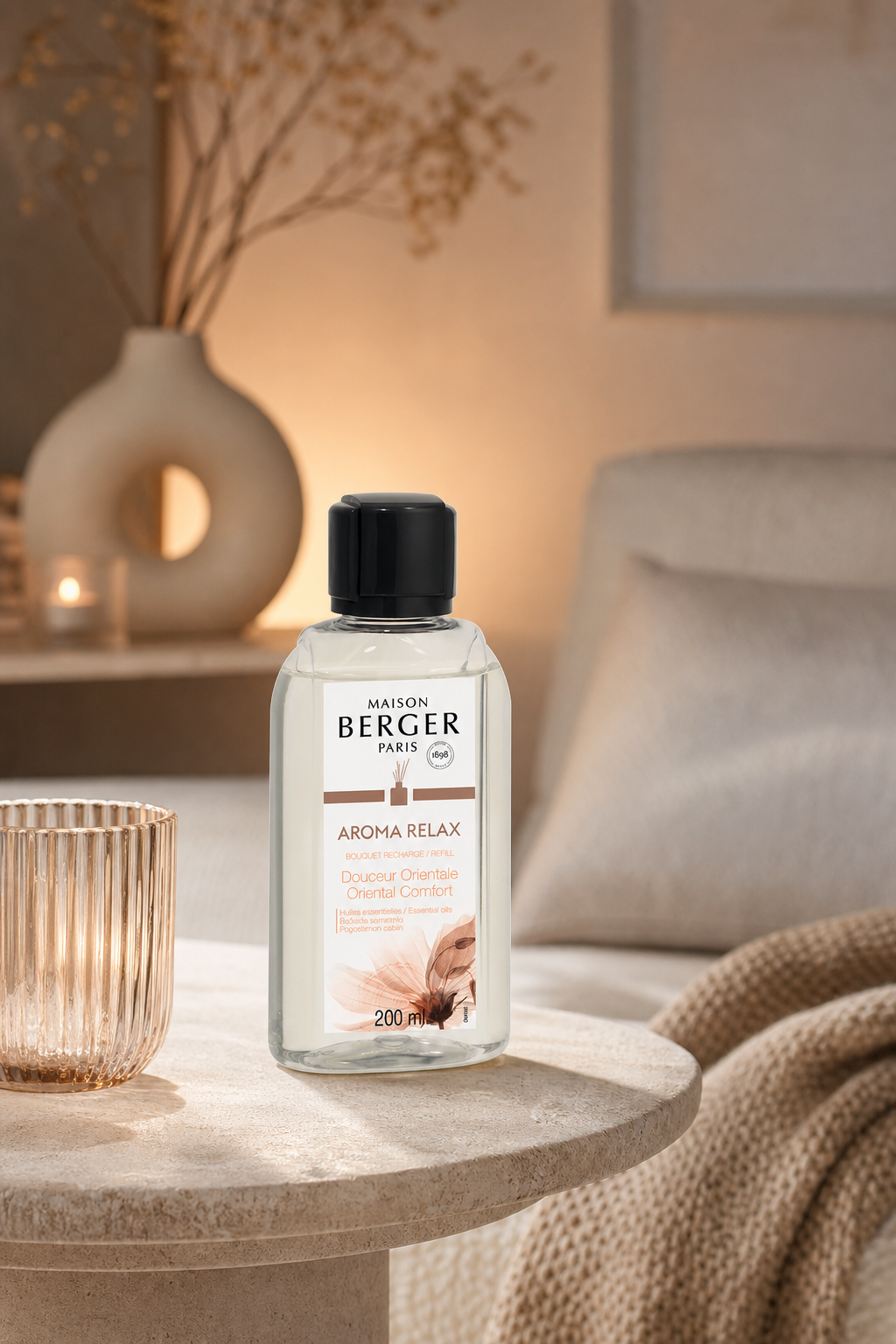 Aroma Relax Nachfüller steht auf einem Wohnzimmertisch neben einer Kerze