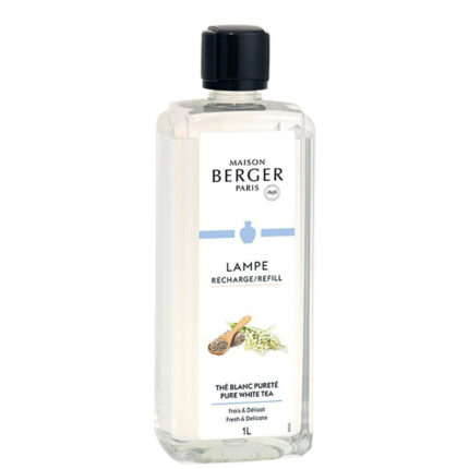 Transparente Maison Berger Nachfüllflasche mit schwarzem Verschluss und Weißtee-Etikett