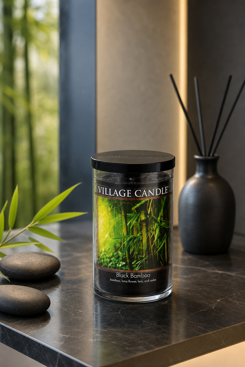 Black Bamboo Kerze von Village Candle steht auf einer Oberfläche neben Dekoration
