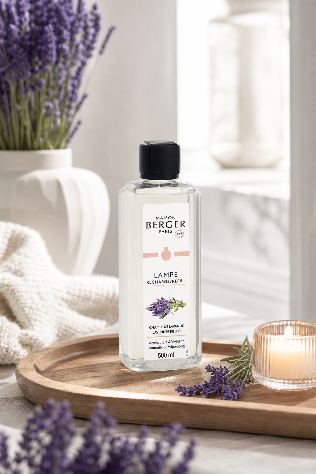 Maison Berger Lavendel-Nachfüller steht auf einem Holztablett neben Lavendel und einer Kerze