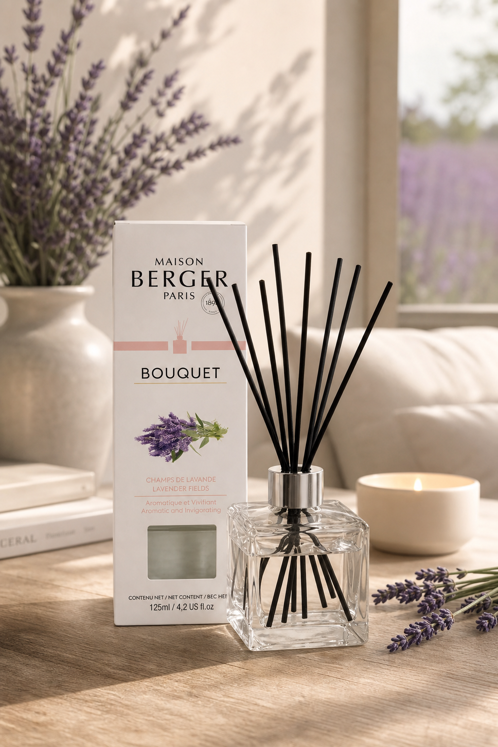 Maison-Berger-Diffuser mit Verpackung auf einem Tisch neben Lavendelzweigen