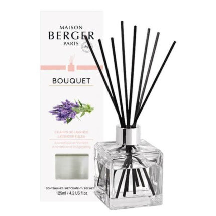 Glas-Diffuser mit Duftstäbchen neben Verpackung mit Lavendelabbildung