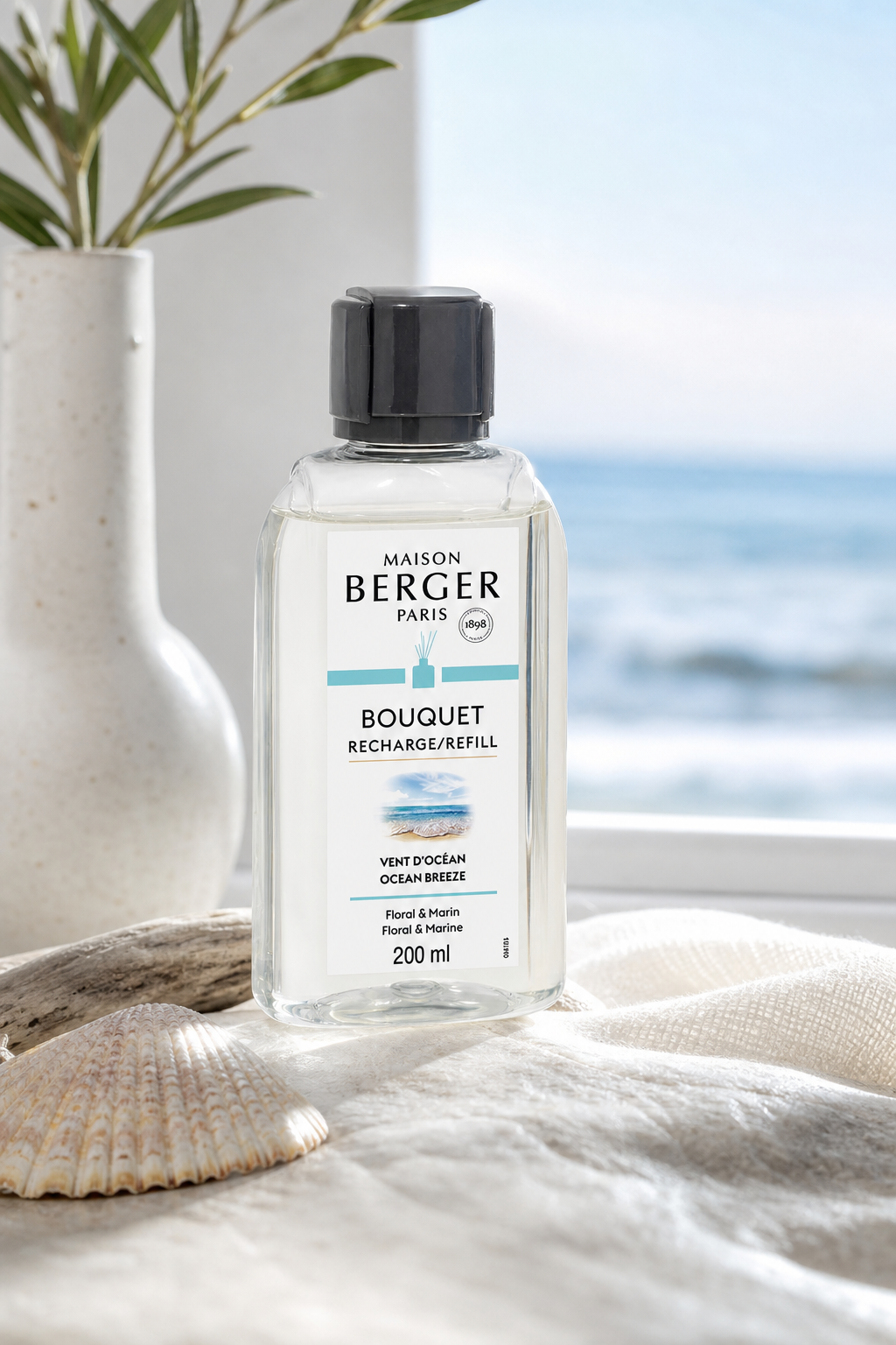 Maison Berger Paris Ocean Breeze Nachfüller auf einer hellen Oberfläche am Fenster