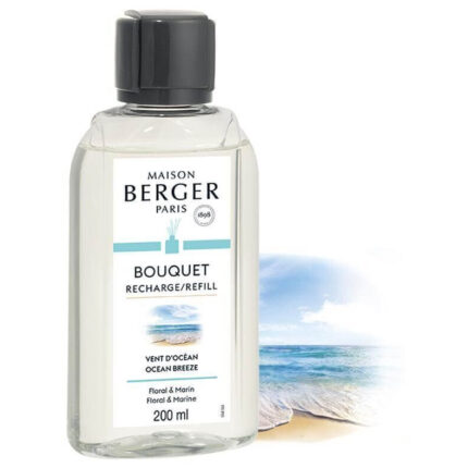 Flasche mit Maison Berger Paris Bouquet Ocean Breeze Nachfüller vor Meeresmotiv