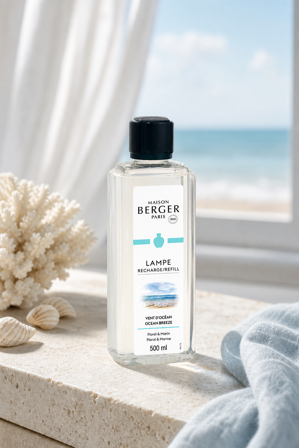 Maison Berger Paris Ocean Breeze Nachfüller steht vor einem Fenster mit Meerblick