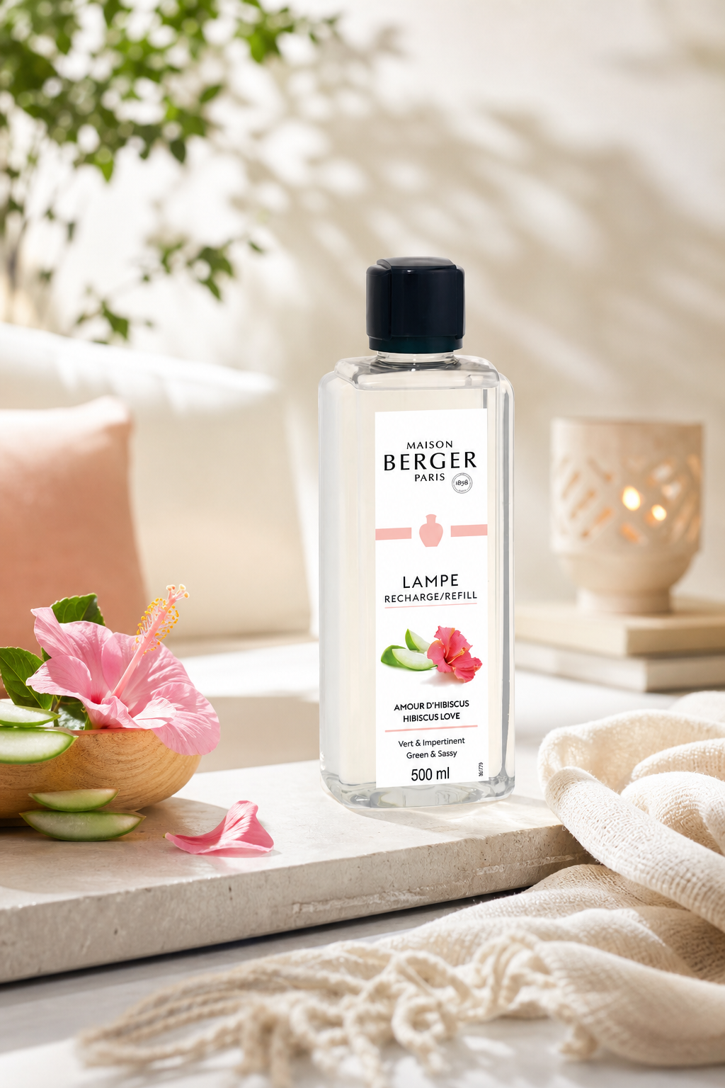 Maison Berger Paris Hibiskus-Nachfüller auf Tisch neben Hibiskusblüte
