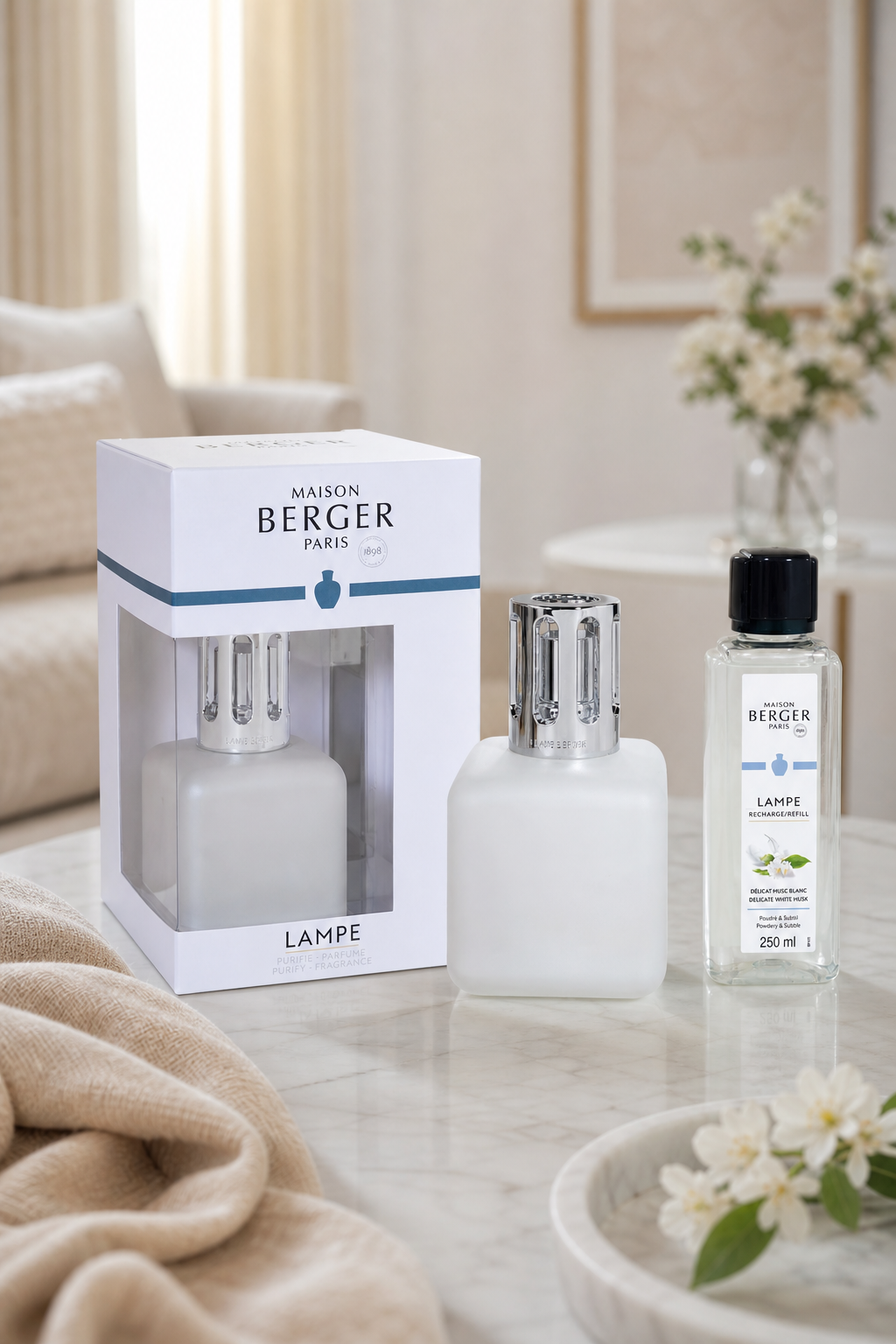 Lampe Berger mit Karton und Nachfüllflasche auf einem Tisch